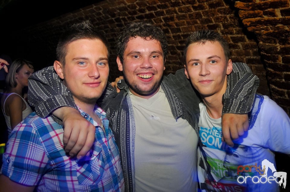 Joi seara e Holsten Party în Club Escape, 