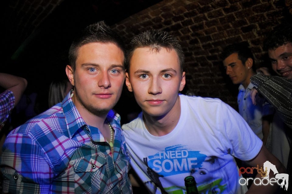 Joi seara e Holsten Party în Club Escape, 