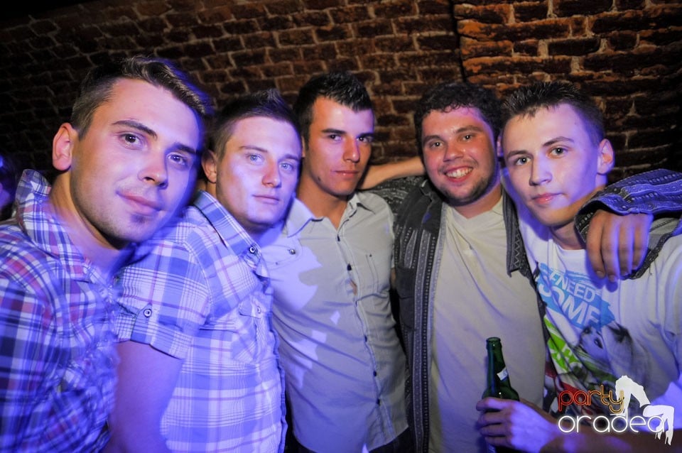 Joi seara e Holsten Party în Club Escape, 