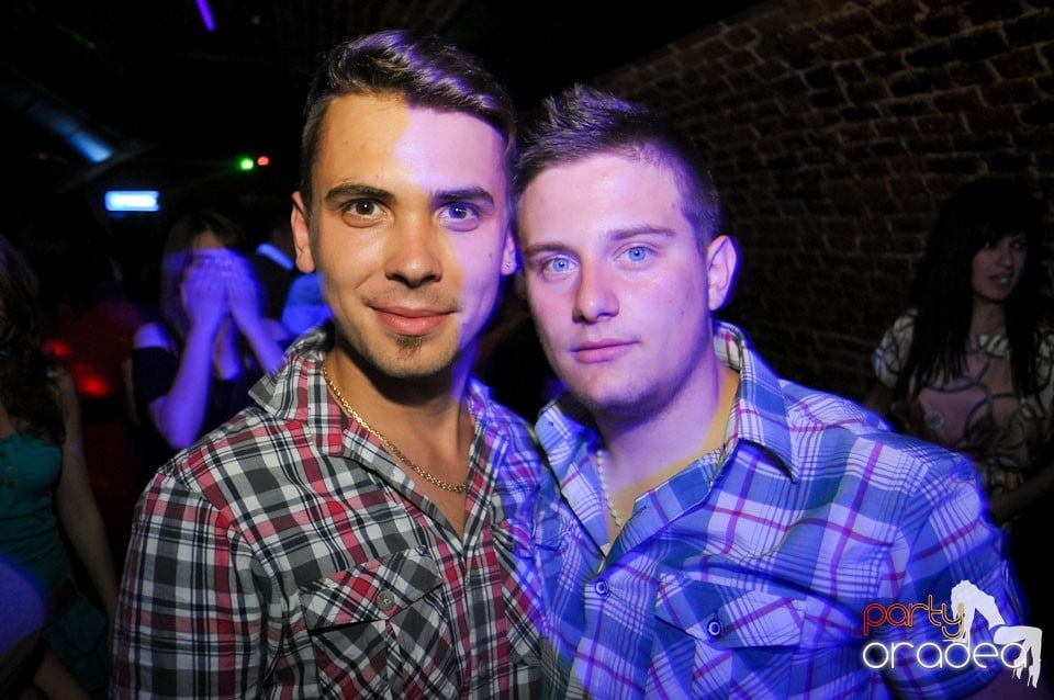 Joi seara e Holsten Party în Club Escape, 