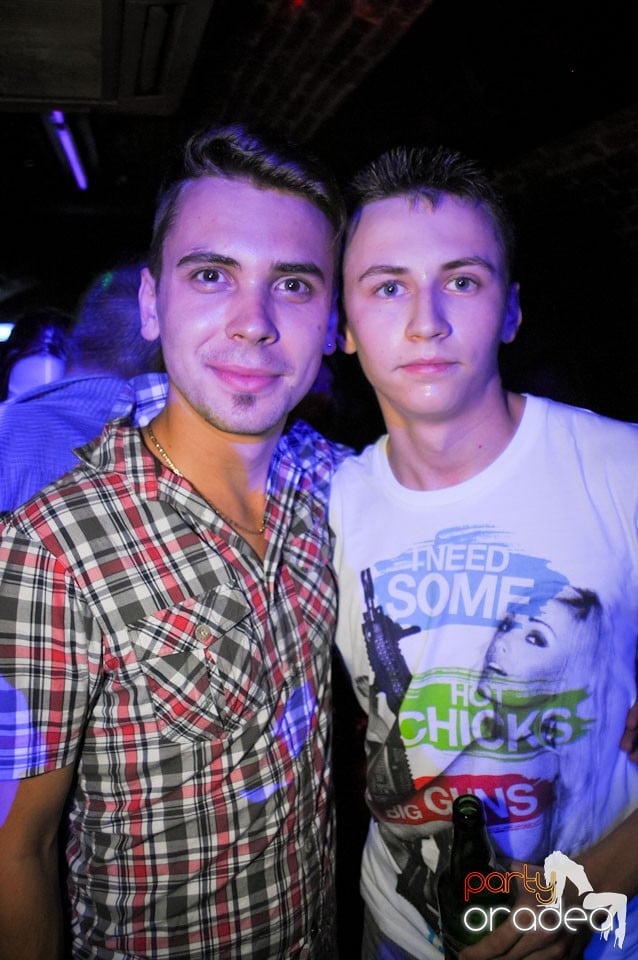 Joi seara e Holsten Party în Club Escape, 