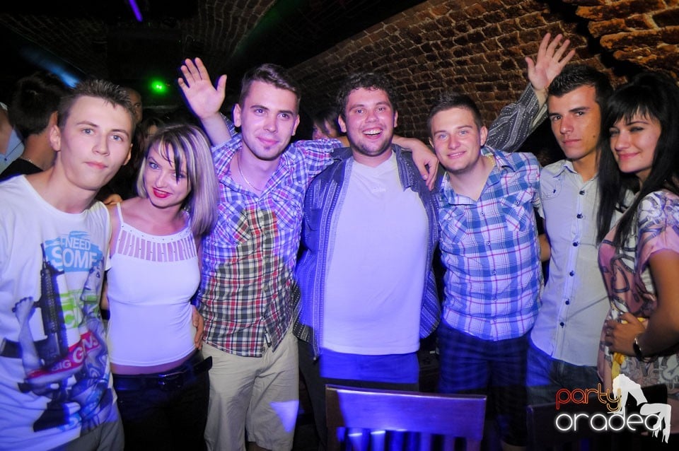 Joi seara e Holsten Party în Club Escape, 