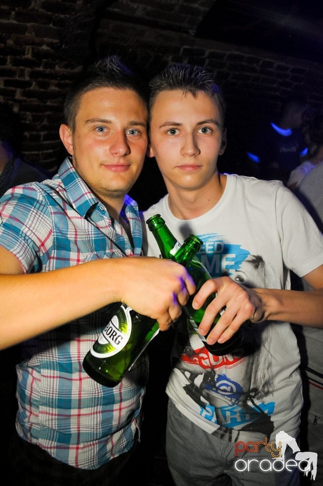 Joi seara e Holsten Party în Club Escape, 