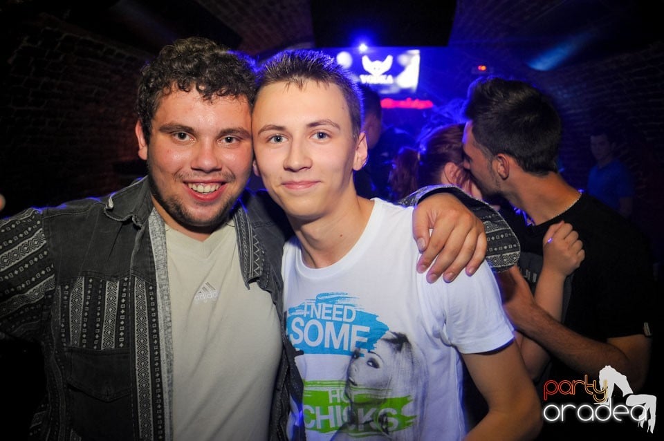 Joi seara e Holsten Party în Club Escape, 