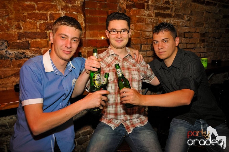 Joi seara e Holsten Party în Club Escape, 