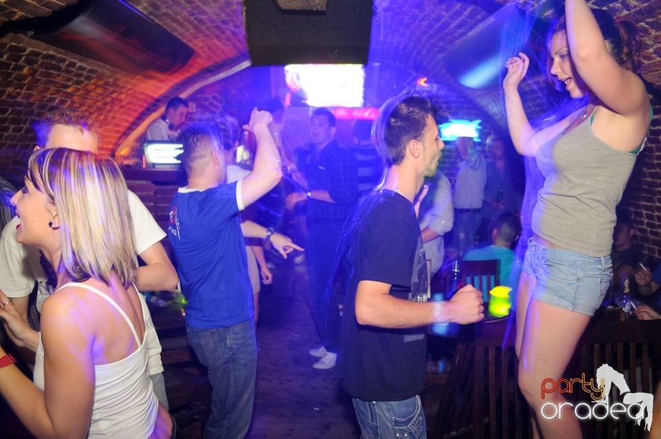 Joi seara e Holsten Party în Club Escape, 