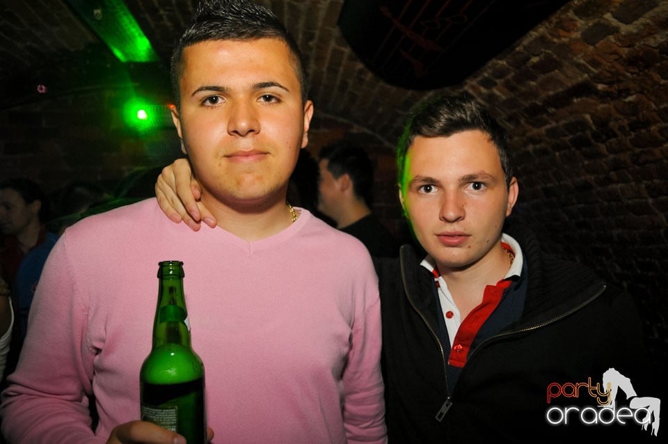 Joi seara e Holsten Party în Club Escape, 