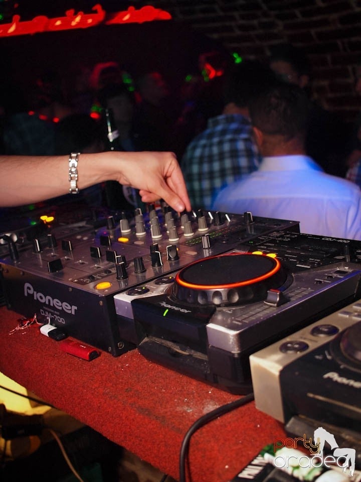 Joi seara în Club Escape, 