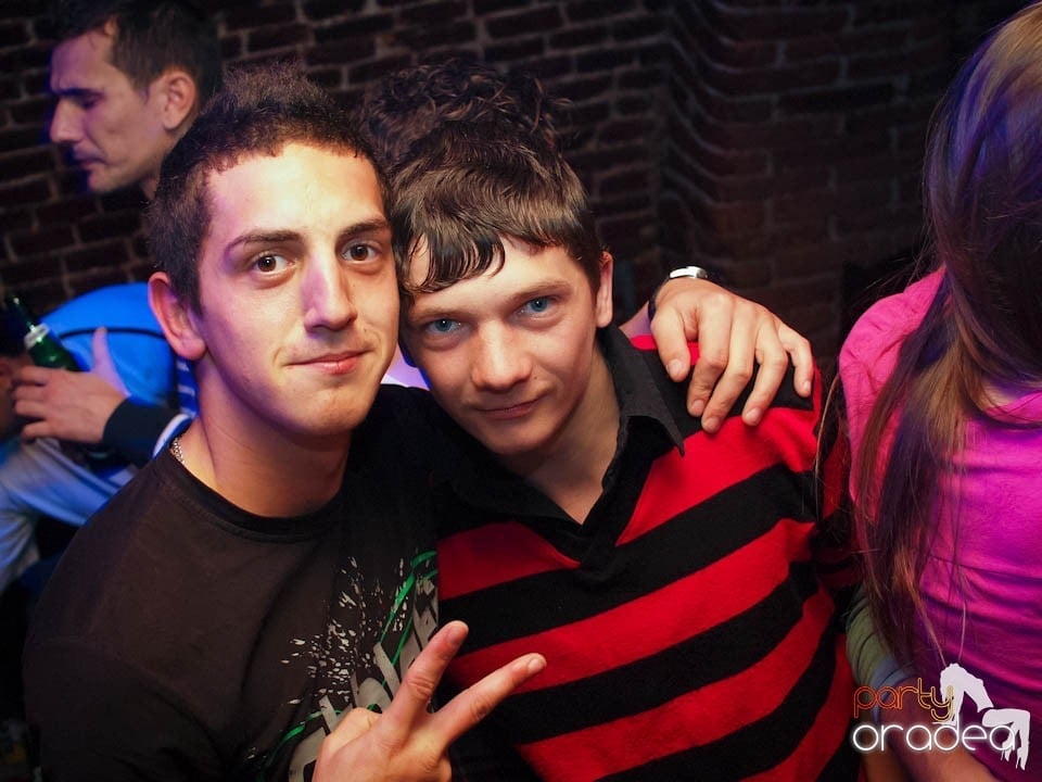 Joi seara în Club Escape, 