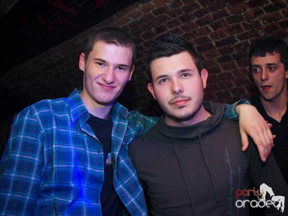 Joi seara în Club Escape, 