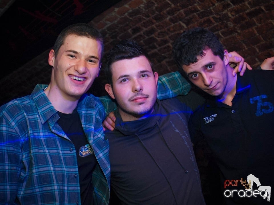 Joi seara în Club Escape, 