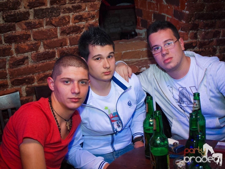 Joi seara în Club Escape, 