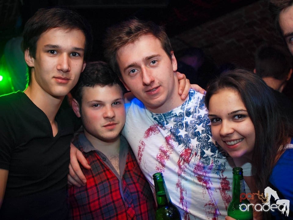 Joi seara în Club Escape, 