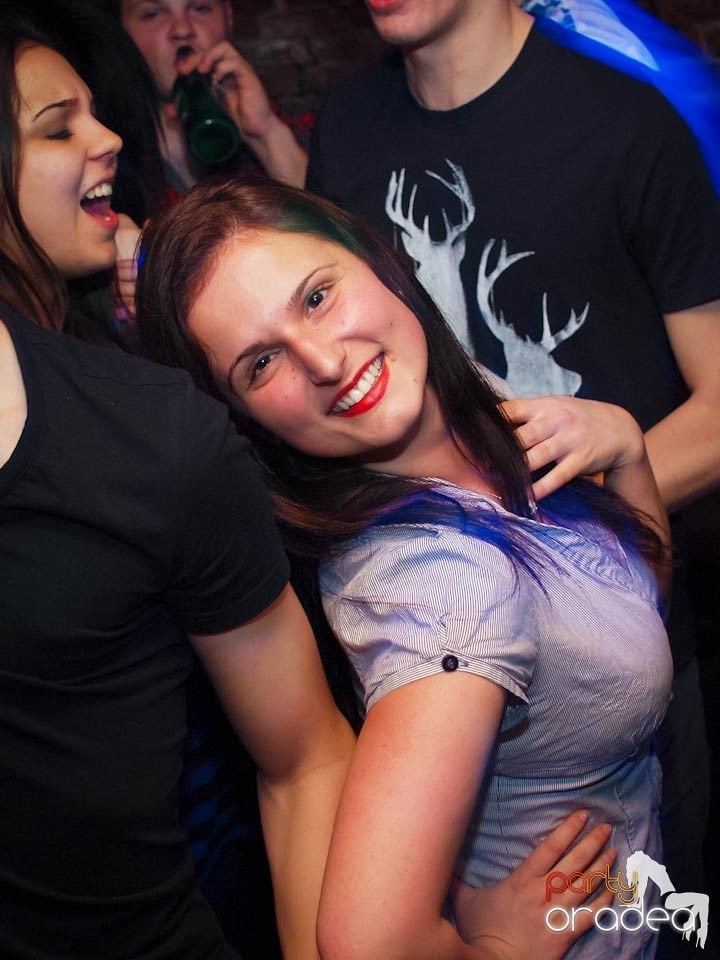 Joi seara în Club Escape, 