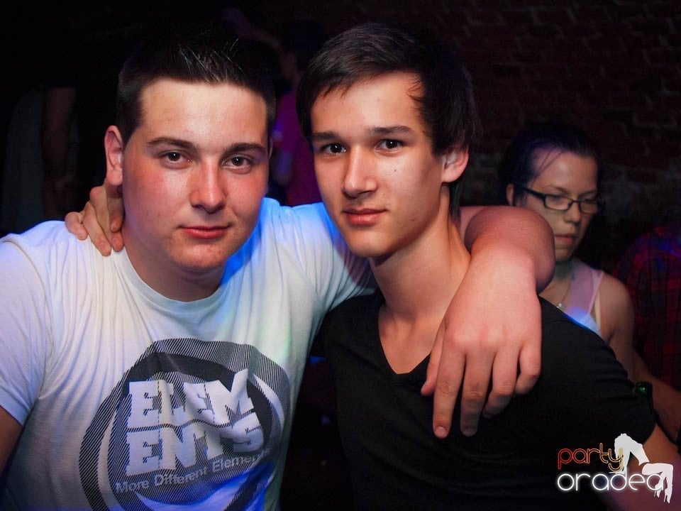 Joi seara în Club Escape, 