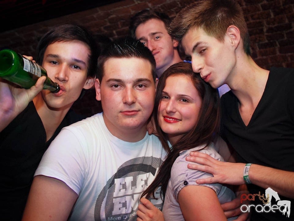 Joi seara în Club Escape, 