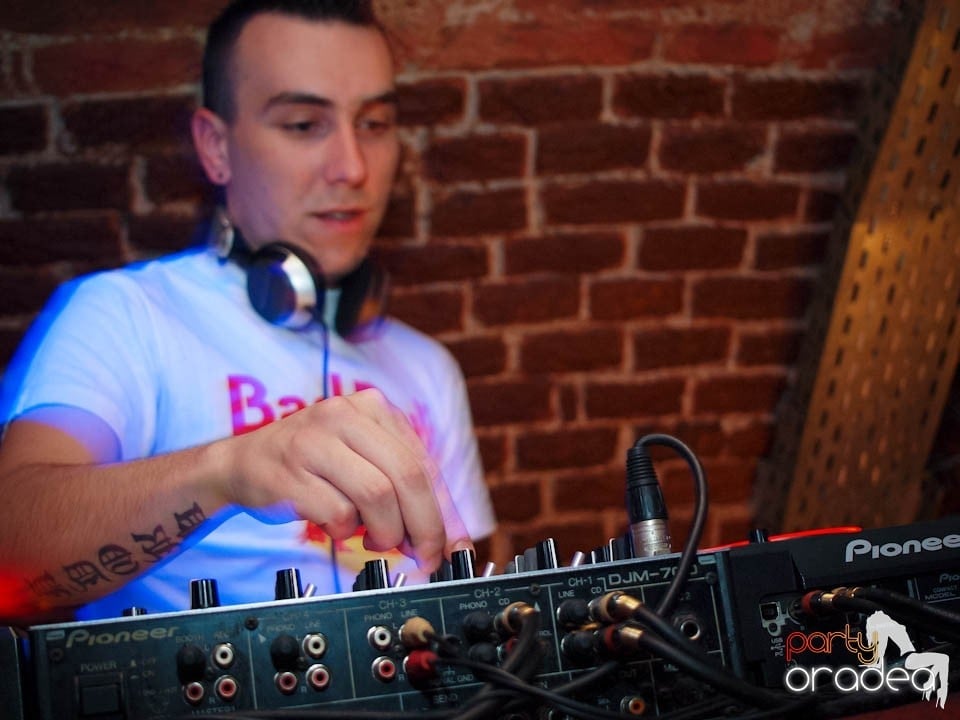 Joi seara în Club Escape, 