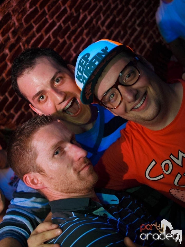 Joi seara în Club Escape, 