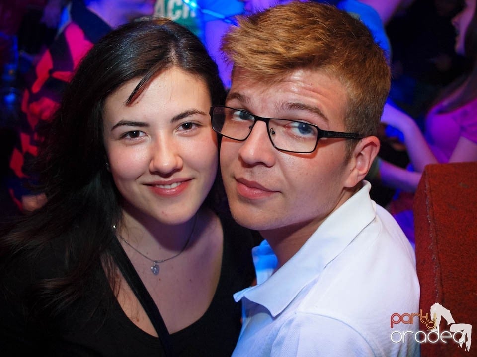 Joi seara în Club Escape, 