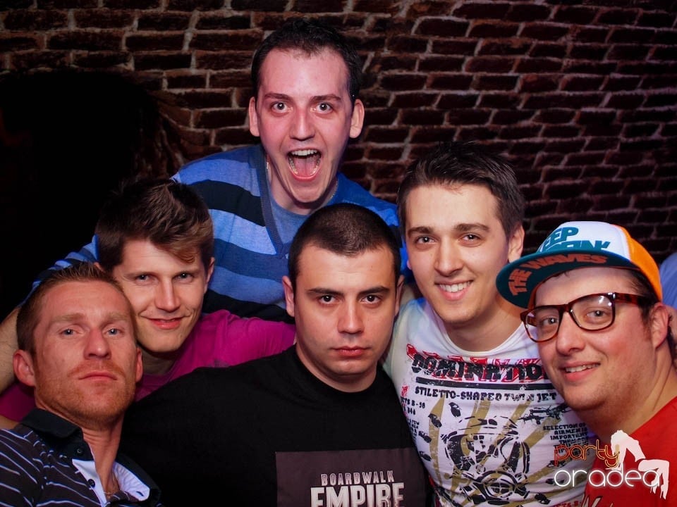 Joi seara în Club Escape, 