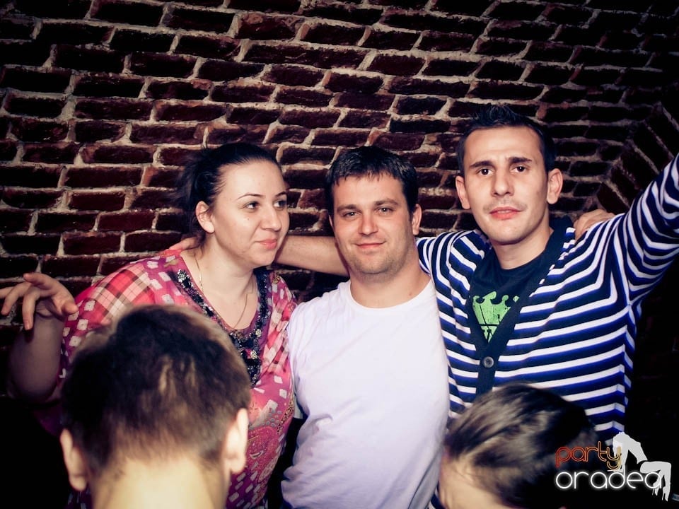 Joi seara în Club Escape, 