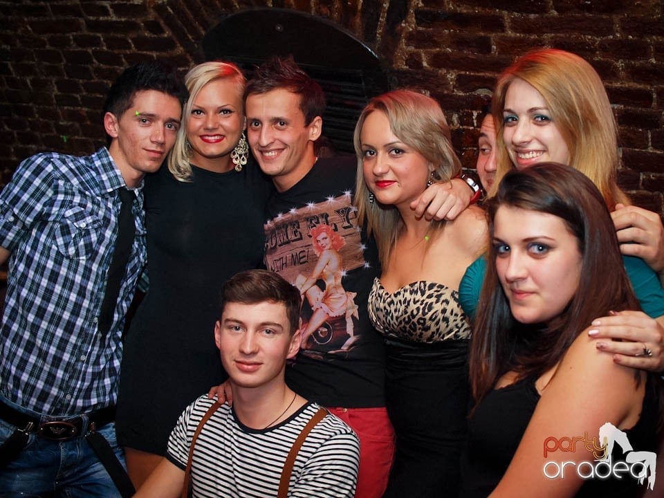 Joi seara în Club Escape, 