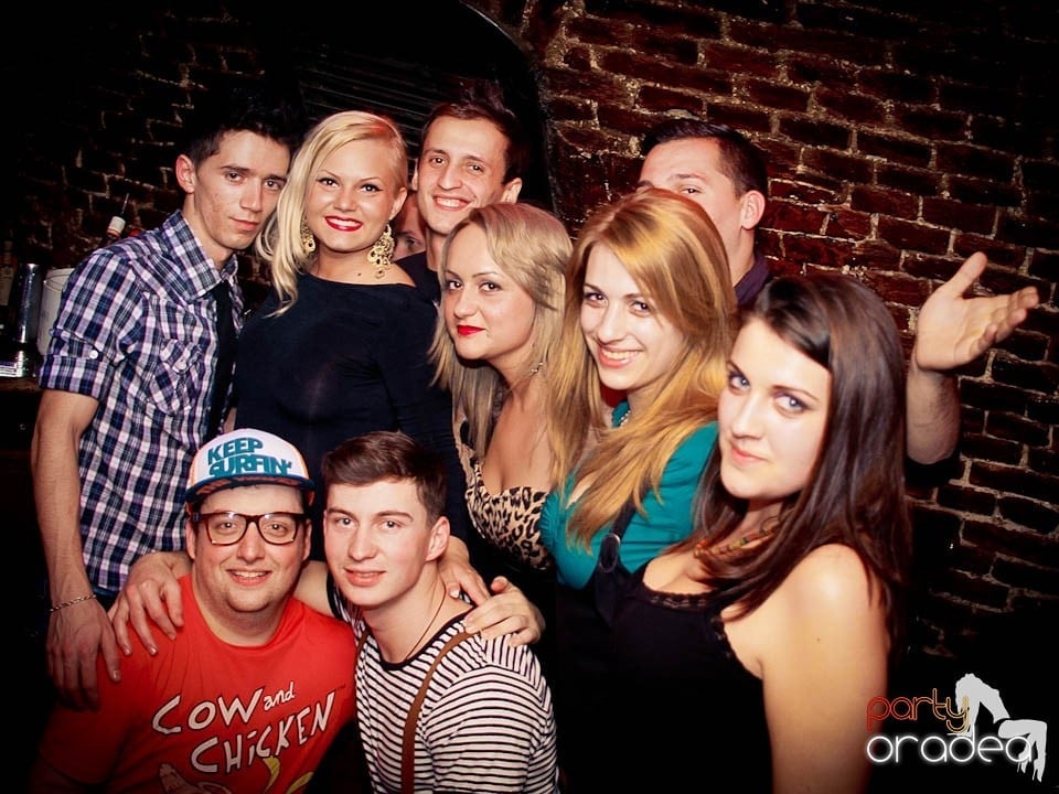 Joi seara în Club Escape, 