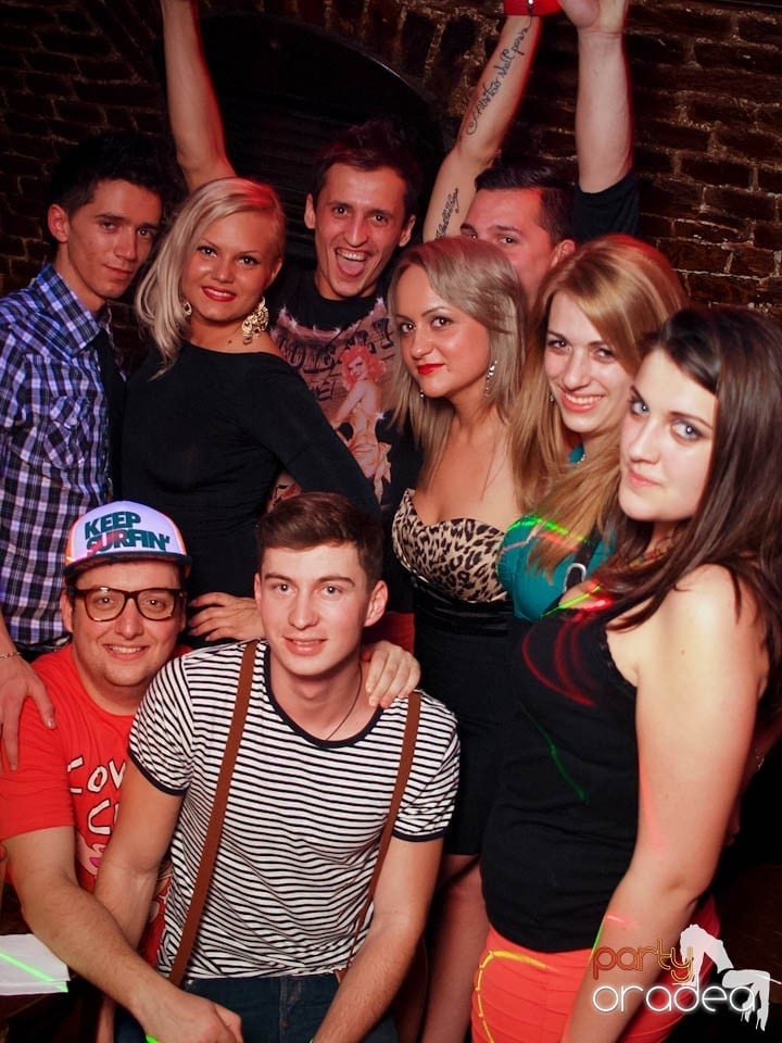 Joi seara în Club Escape, 