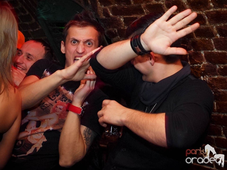 Joi seara în Club Escape, 