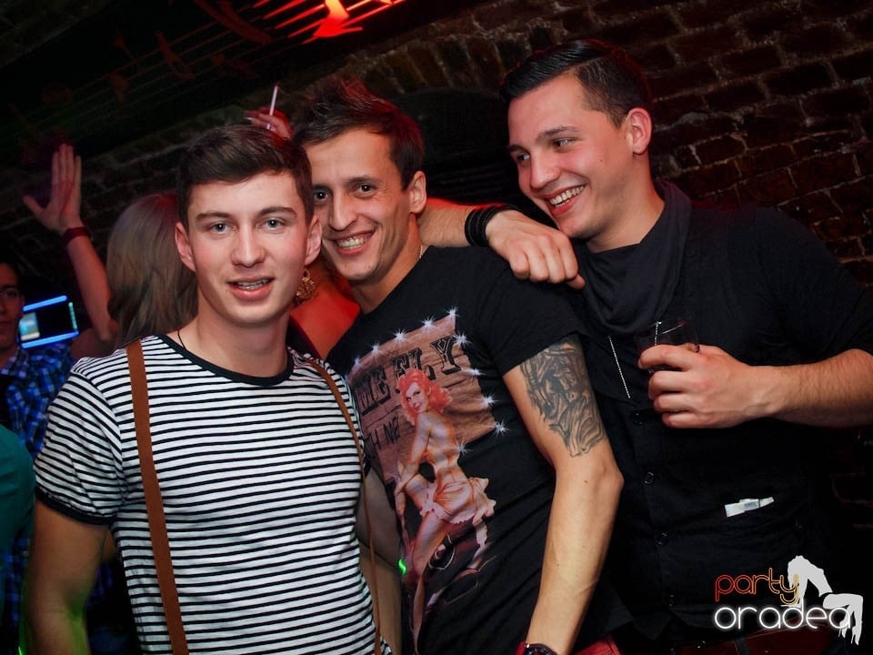 Joi seara în Club Escape, 