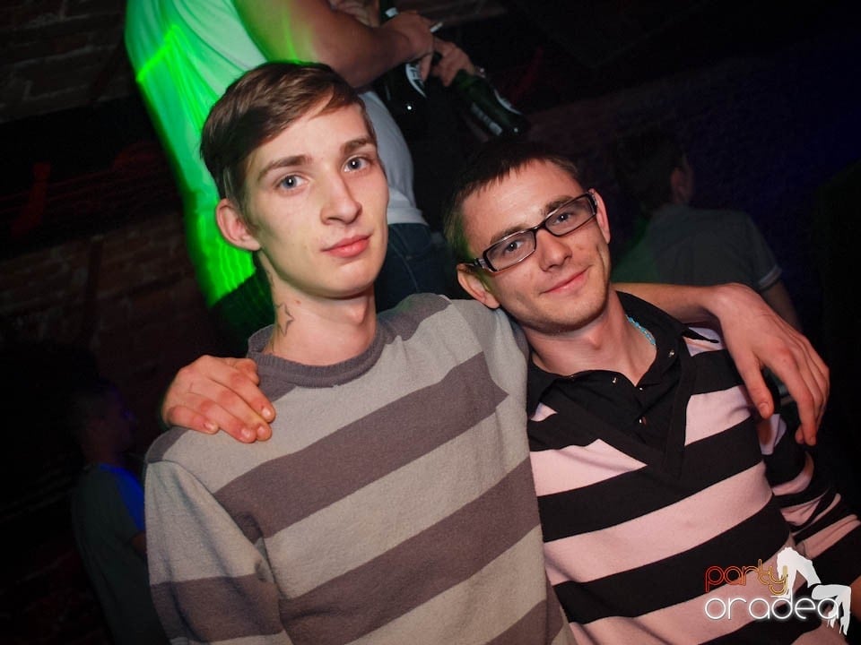 Joi seara în Club Escape, 