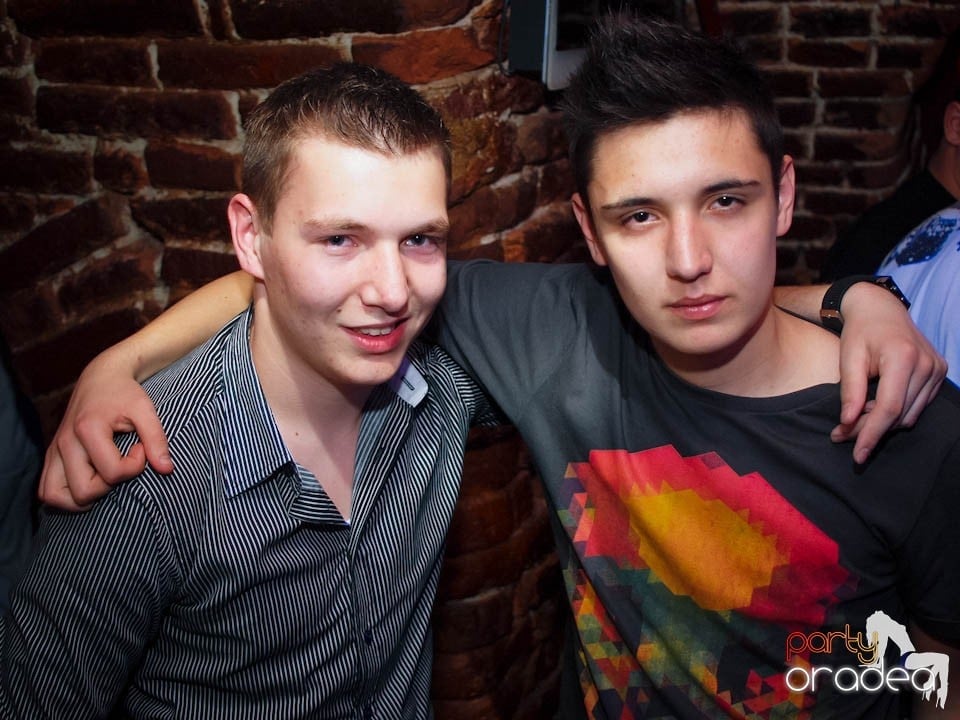 Joi seara în Club Escape, 