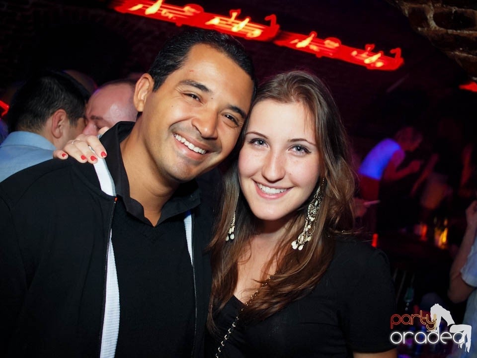 Joi seara în Club Escape, 