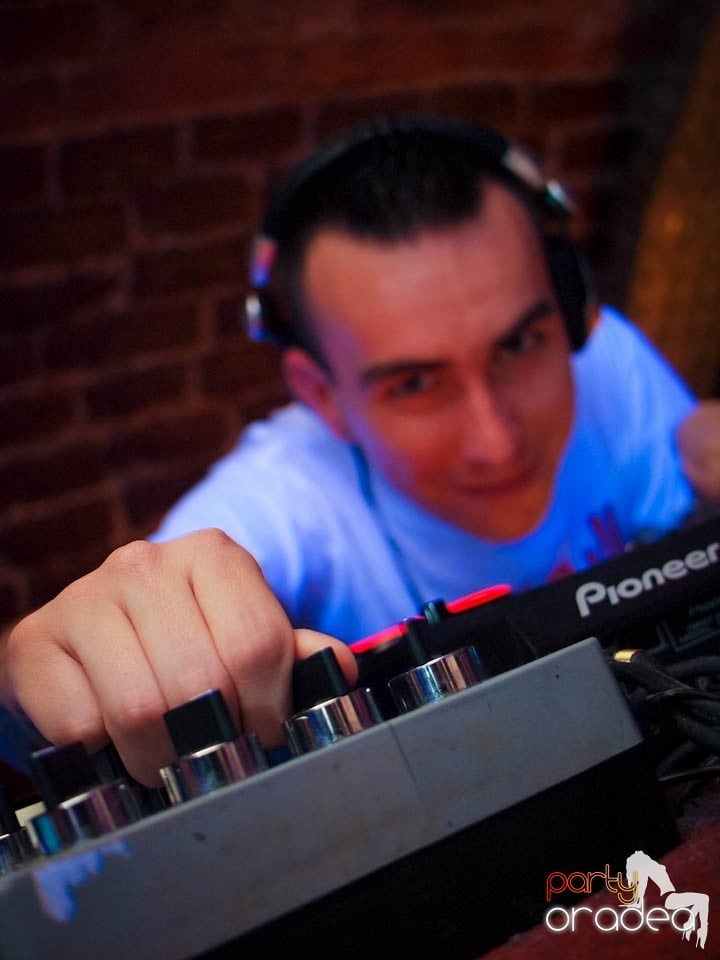 Joi seara în Club Escape, 