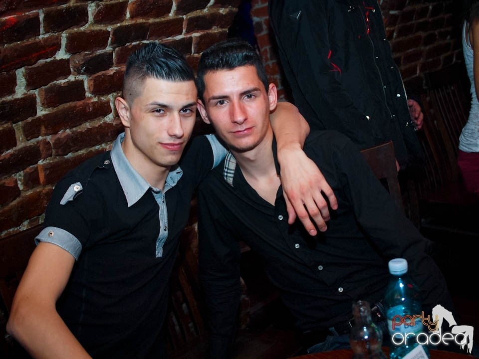 Joi seara în Club Escape, 