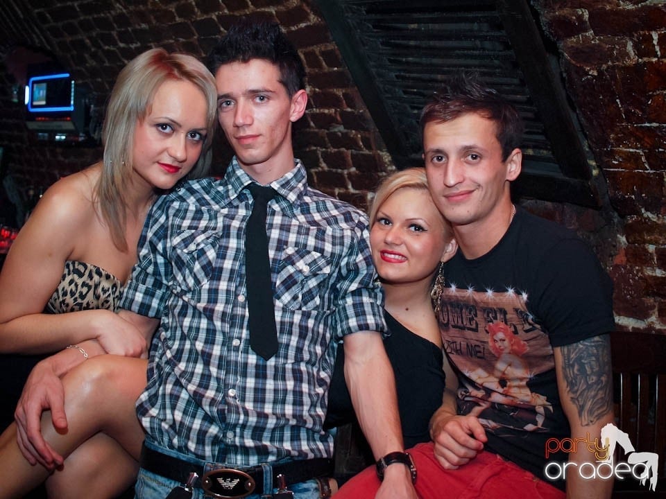 Joi seara în Club Escape, 