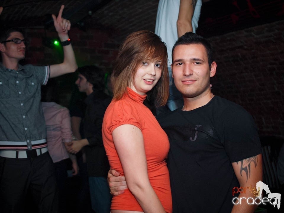 Joi seara în Club Escape, 
