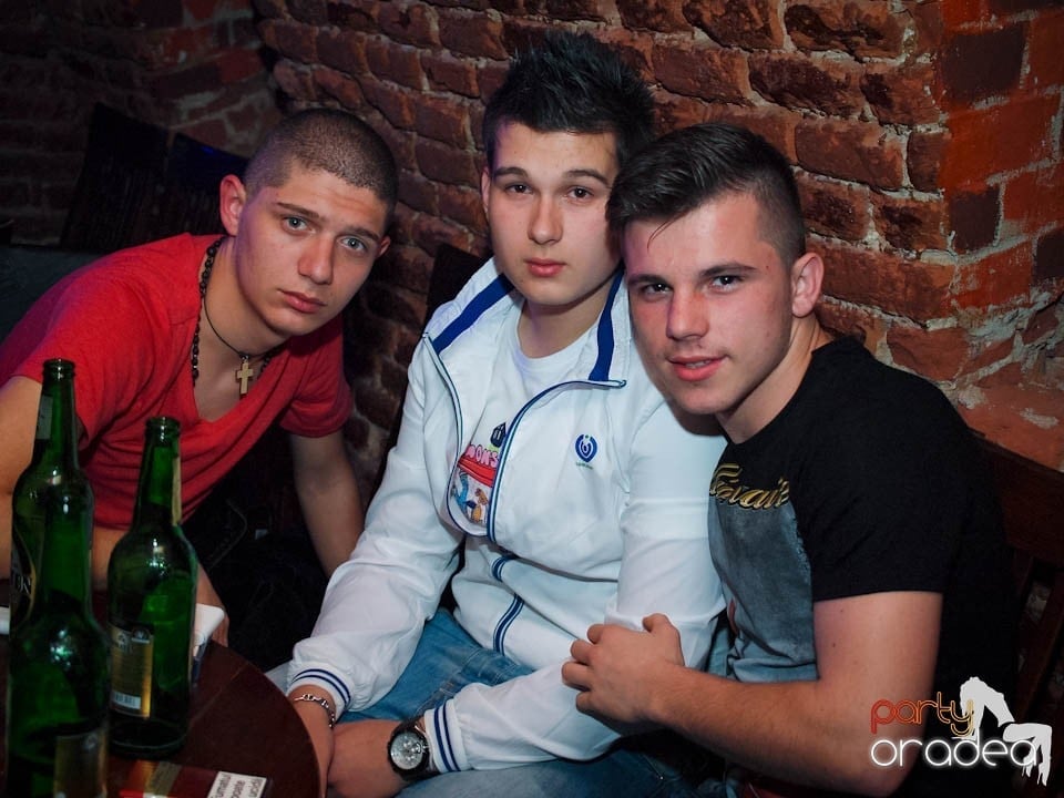 Joi seara în Club Escape, 