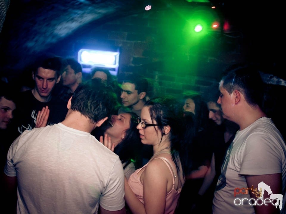 Joi seara în Club Escape, 