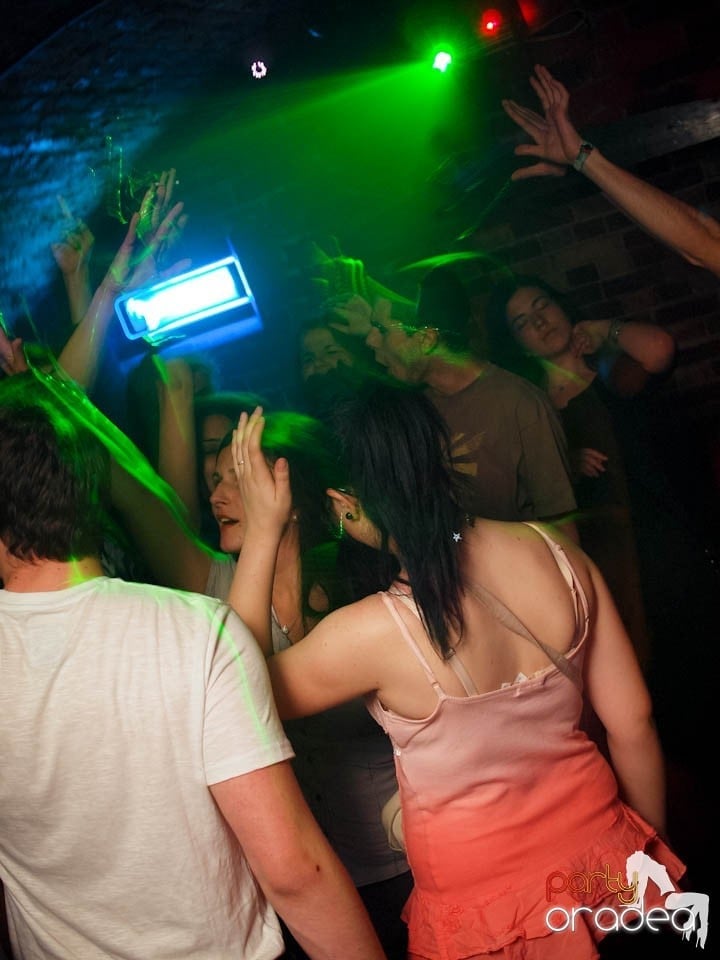 Joi seara în Club Escape, 