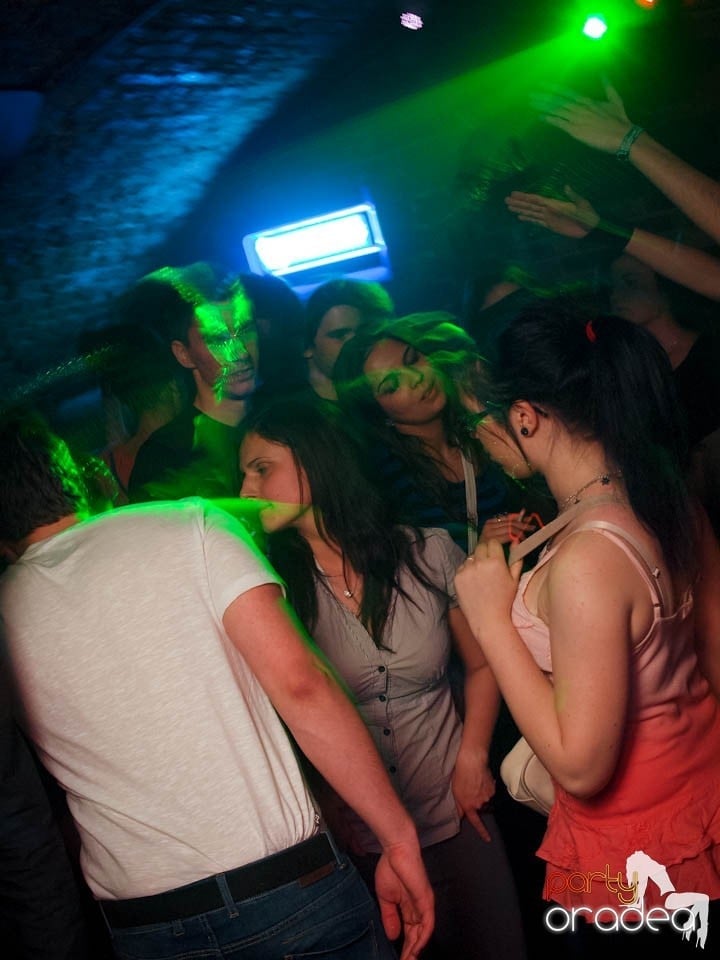 Joi seara în Club Escape, 