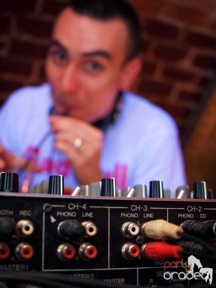 Joi seara în Club Escape, 