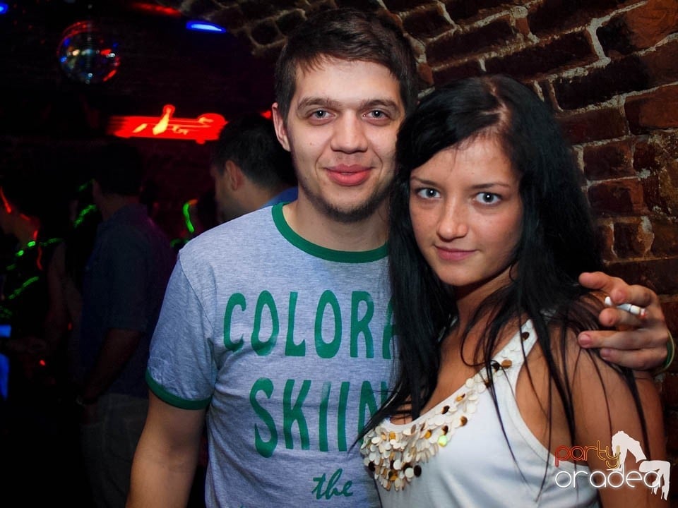 Joi seara în Club Escape, 