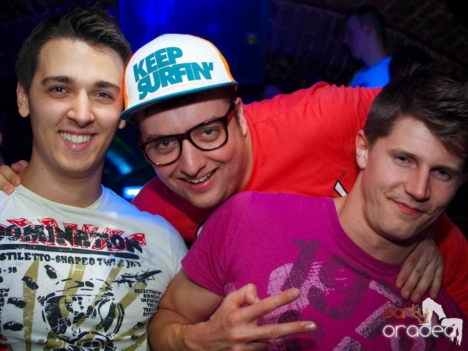 Joi seara în Club Escape, 