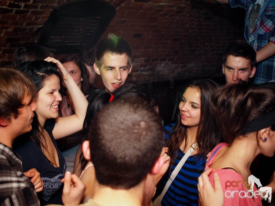 Joi seara în Club Escape, 