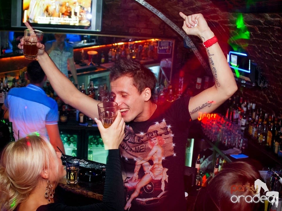 Joi seara în Club Escape, 