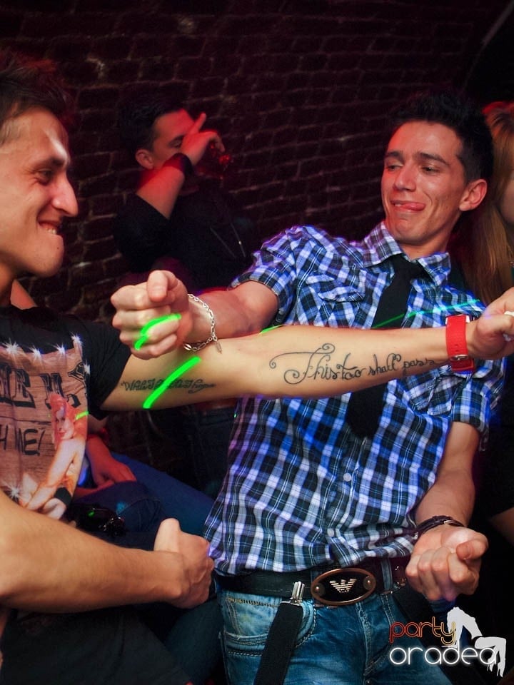 Joi seara în Club Escape, 