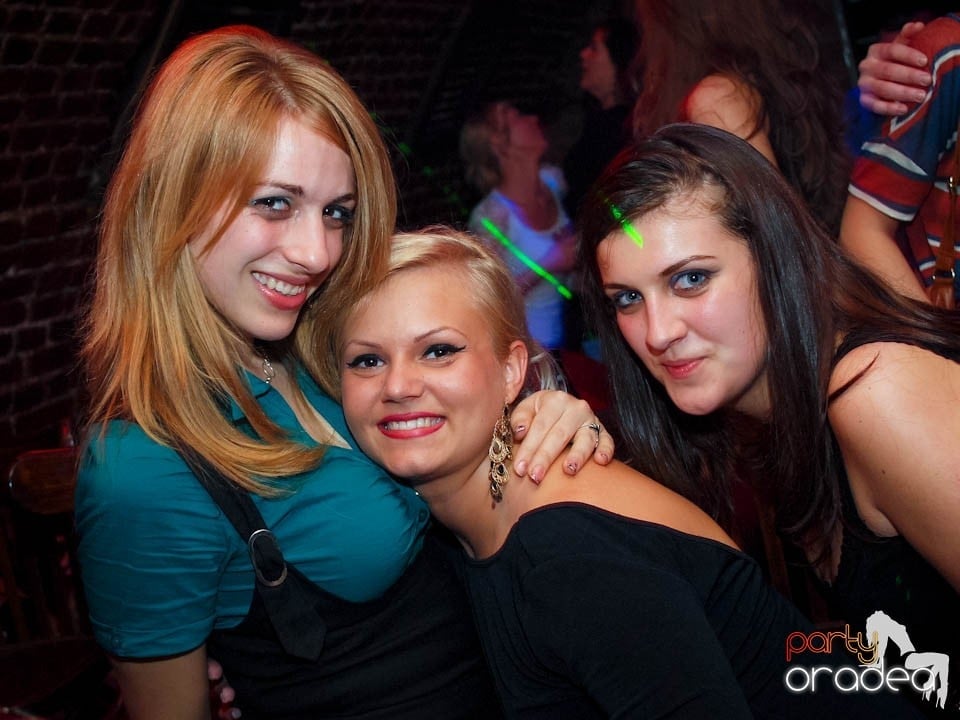 Joi seara în Club Escape, 