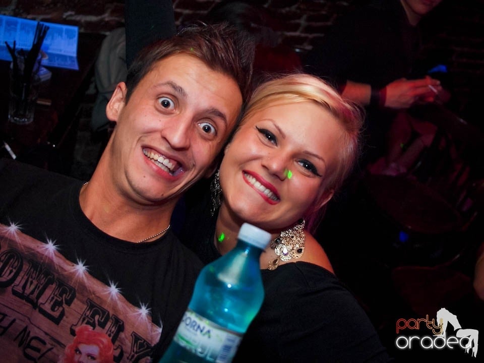 Joi seara în Club Escape, 