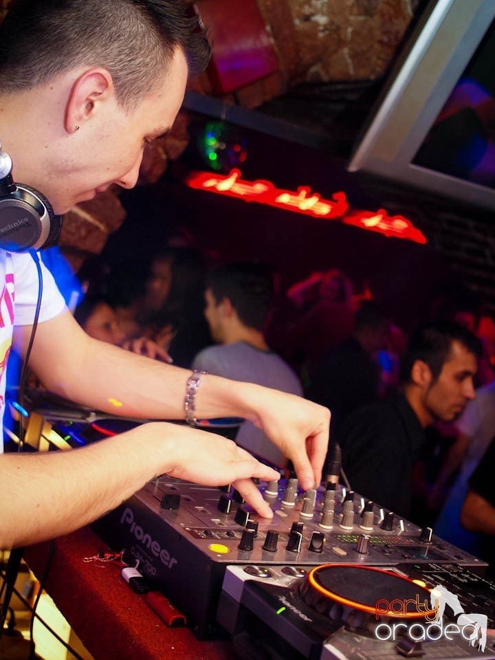 Joi seara în Club Escape, 